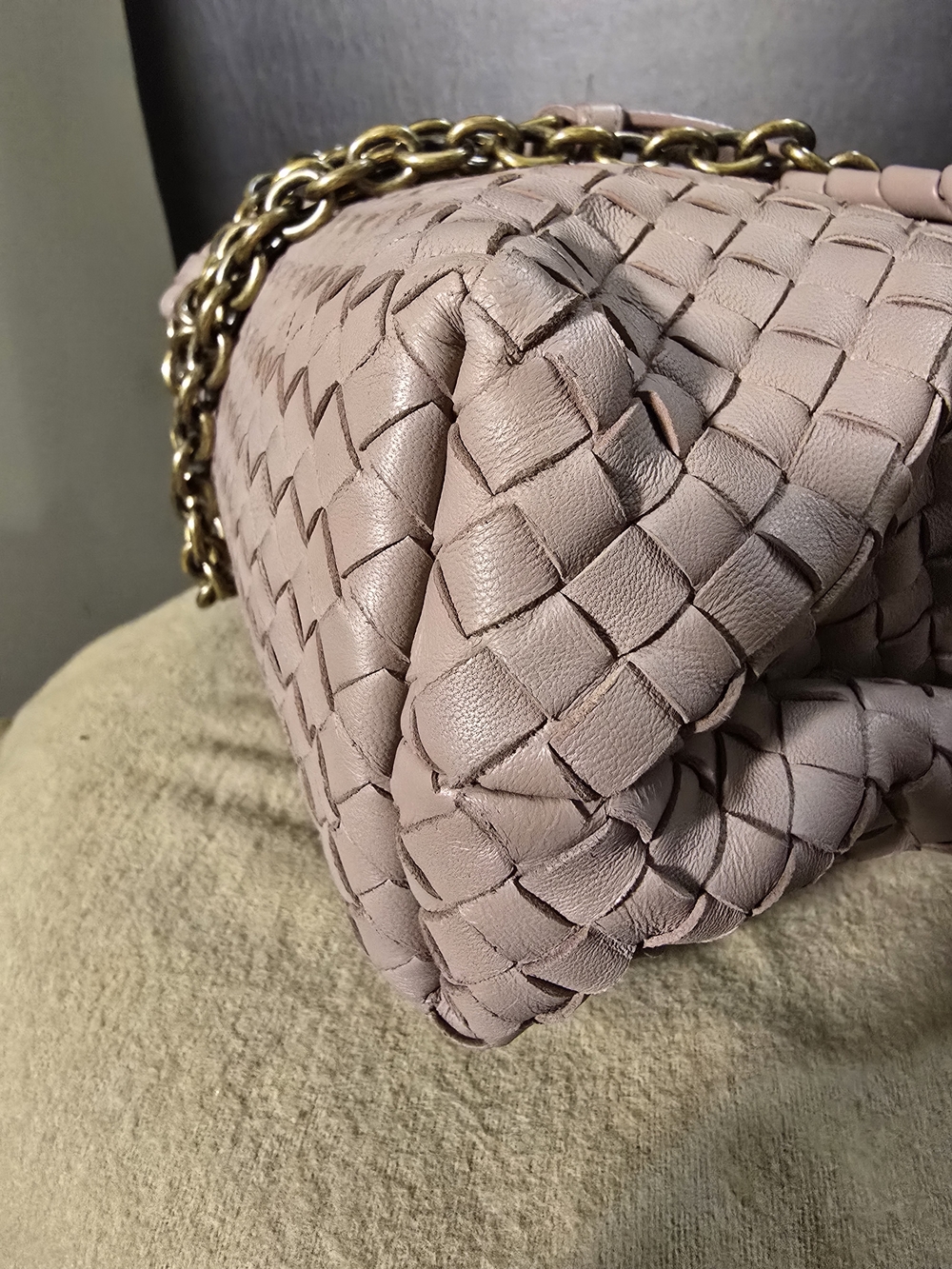 💯 Authentic Bottega Veneta Mauve Intrecciato Leather Bag Gold Chain w/COA - Picture 16 of 16